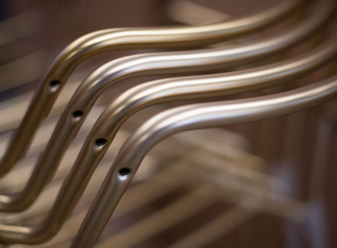 Arrmet propone sedie originali ricche di tecnologia e design. Molte sedute sono realizzate in acciaio, associato a materiali diversi.